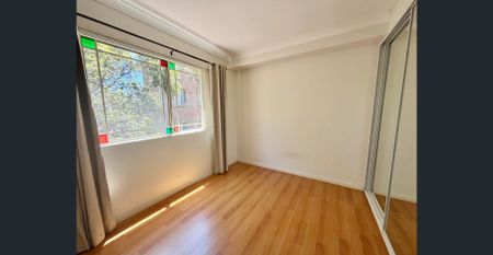 Spacious renovated unit overlooking garden – Fully renovated - Photo 2