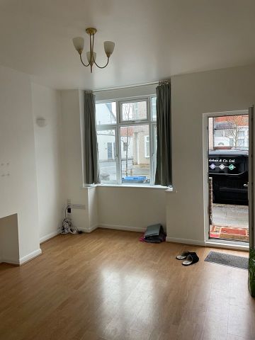 2 Bed Terraced House, Oakwood Avenue, CR4 - Photo 2