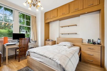 2 bedroom flat in London - Photo 4