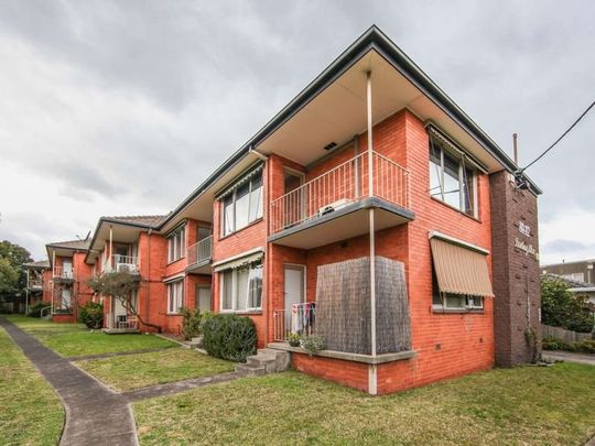 Spacious and private 1 bedroom apartment in Malvern East - Photo 1