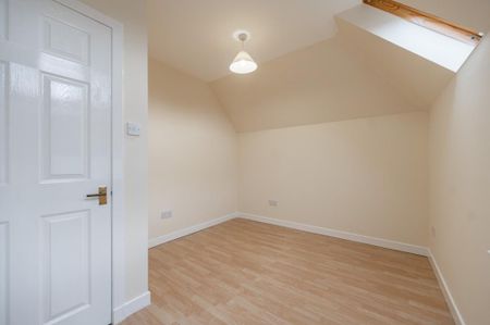 4 bedroom semi-detached house to rent - Photo 5