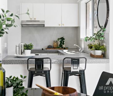 Modern and Low-maintenance Home - Photo 4