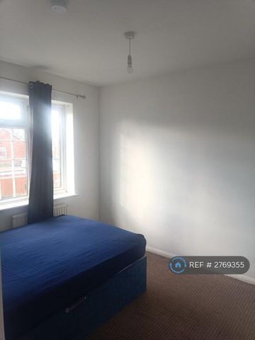 1 bedroom in a house share to rent - Photo 2