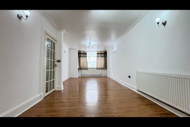 4 Bed Terraced House, Staines Road, IG1 - Photo 1