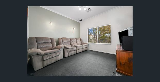 Charming 3- bedroom home - Photo 1