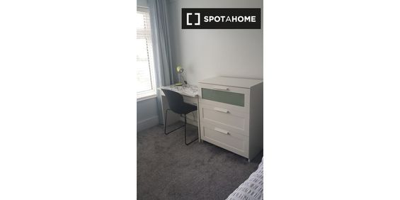 Modern room for rent in 5-bedroom house, Woodstown Village - Photo 3