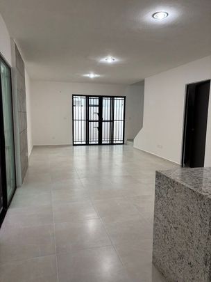 Casa de 2 pisos en renta en Las Américas - Photo 1