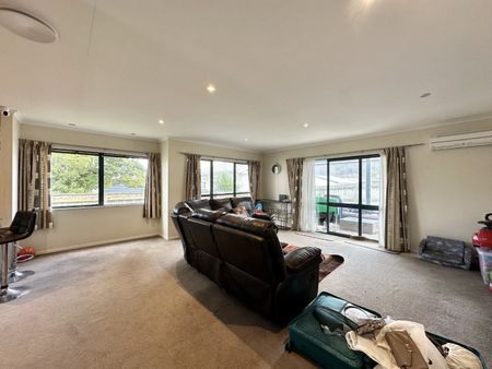 3-Bedroom Home in Lower Hutt! - Photo 2