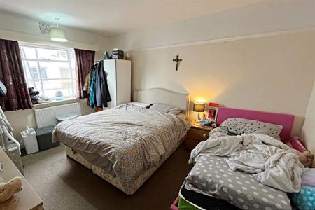 3 bedroom flat to rent - Photo 2