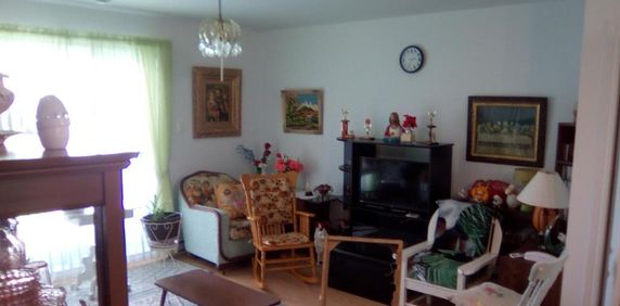 Grand 4 1/2 pieces au rez chaussé libre pour Aout ou Septembre - Photo 2