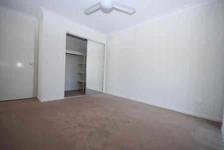 Terrific townhouse ready for new tenants! - Photo 3
