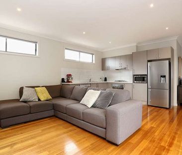 Stylish Contemporary Townhouse in Prime Essendon North - Photo 2