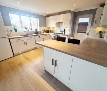 4 bedroom detached house to rent - Photo 3