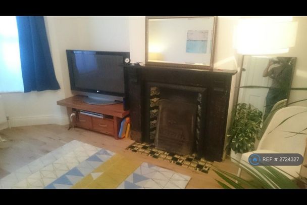 4 bedroom terraced house to rent - Photo 1