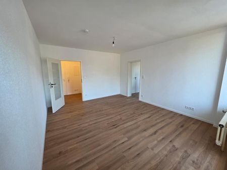 Renovierte 2-Zimmer-Wohnung mit Balkon und Fernblick zu vermieten - Photo 2