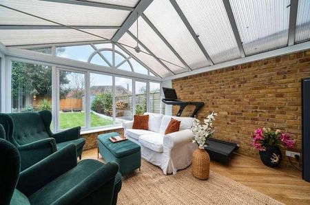 East Hill, Woking, Surrey, GU22 - Photo 2