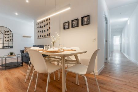 Bright room with balcony on Redondilla Street - Photo 2