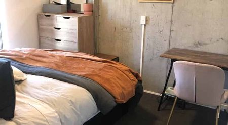 Near New Modern 1 Bedroom Apartment - Photo 4