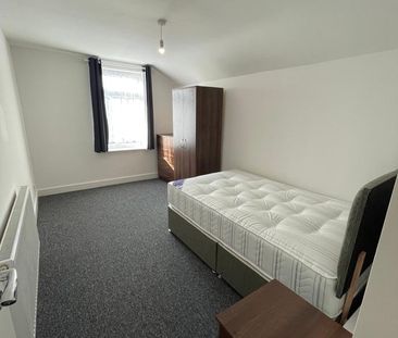 1 Bed Flat, Pitcroft Avenue, RG6 - Photo 6