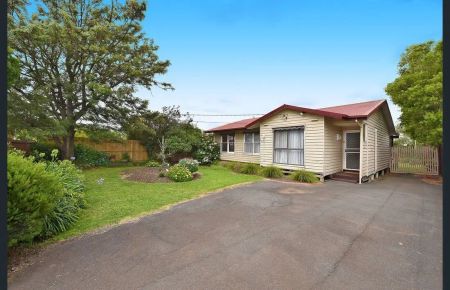 “Spacious Living!” - Photo 2