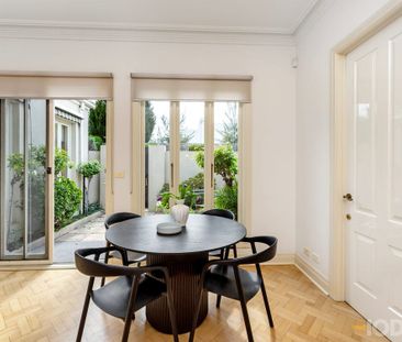 PRIVATE & TRANQUIL LIVING IN THE HEART OF BRIGHTON - Photo 2