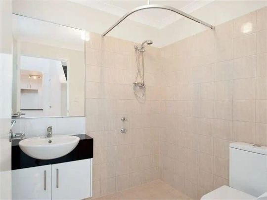 “Modern Townhouse in Prime Location” - Photo 1