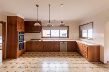 Spacious & Beautifully Refurbished Four-Bedroom Family Home - Photo 4