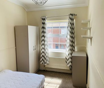 4 bedroom terraced house to rent - Photo 2