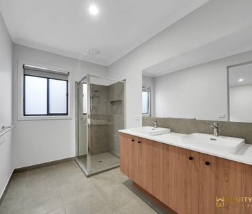 Spacious Family Home in Thornhill Park! - Photo 5