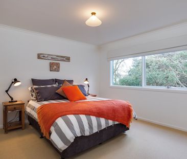 Coastal Comfort in a Quiet Portsea Court - Photo 4