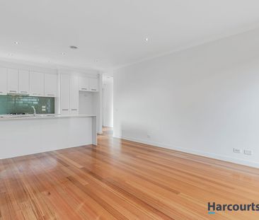 Low maintenance 3 Bedroom Living in Great location - Photo 1