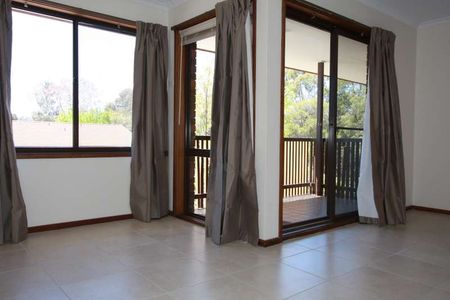 23 Rowe Place, Phillip ACT 2606 - Townhouse For Rent | Domain - Photo 5