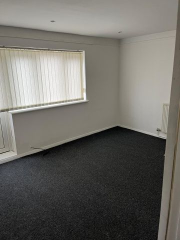 3 Bed Flat, St. John's Road, E16 - Photo 3