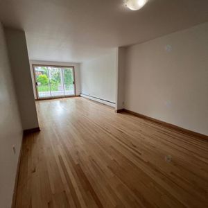 Grand 8 1/2 Garage Et Cour Privée - Photo 3
