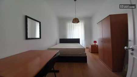 3-bedroom apartment for rent in Lisbon, bills partially included - Photo 2