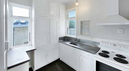 Cozy, Comfortable, 3 Bedroom Character Home with garage - Photo 5