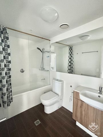 Stunning River Views | Modern 2 Bed, 2 Bath with Car Park & Storage Cage - Photo 4