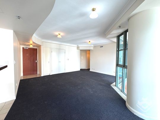 Renovated 1 Bed | 1 Bath | 1 Car | City Views | Admiralty Towers 1 - Photo 1