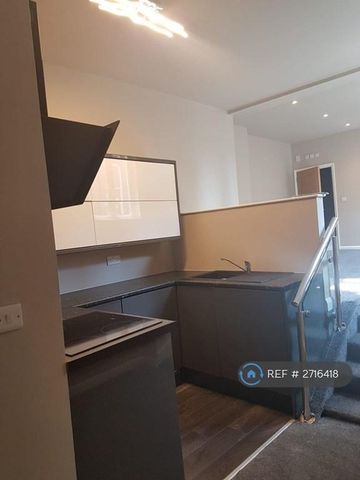 3 bedroom flat to rent - Photo 3