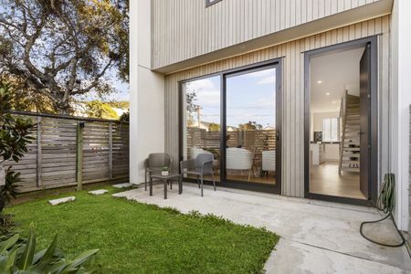 MODERN ARCHITECTURALLY DESIGNED TOWNHOUSE - Photo 5