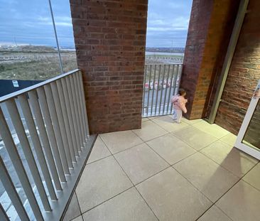 Two bedroom two bathroom apartment in barking - Photo 2