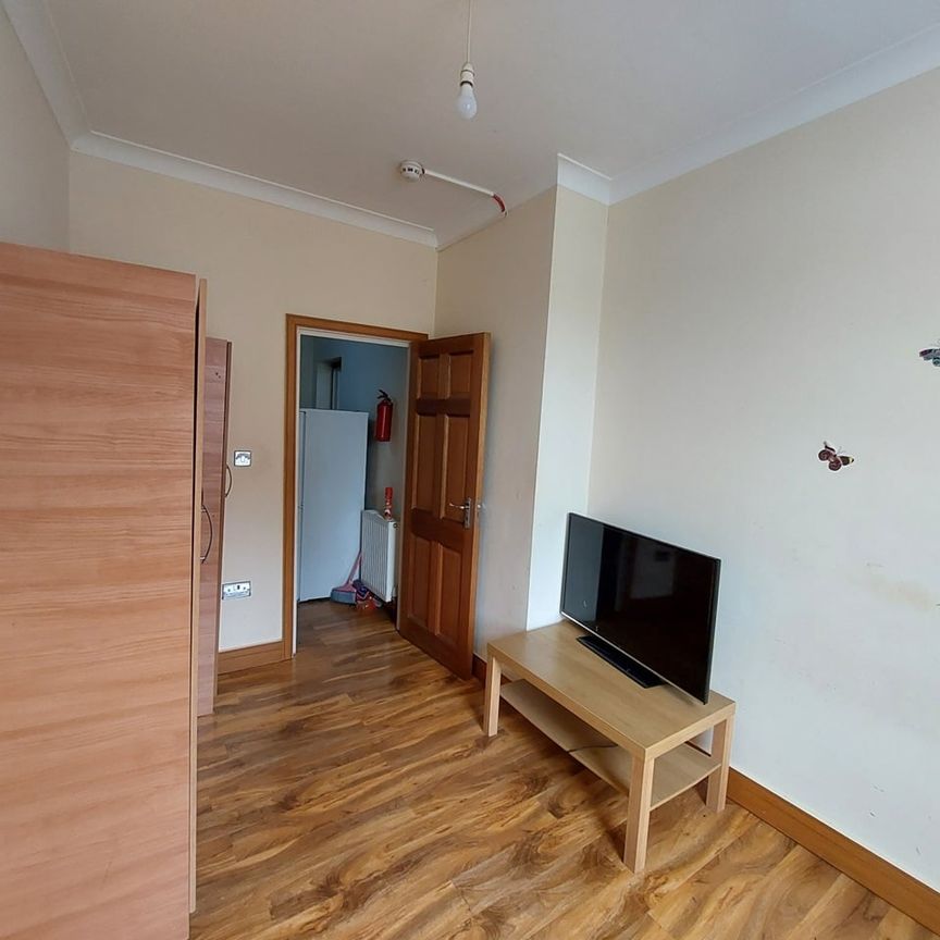 2 Bed Flat, Bedford Road, IG1 - Photo 1