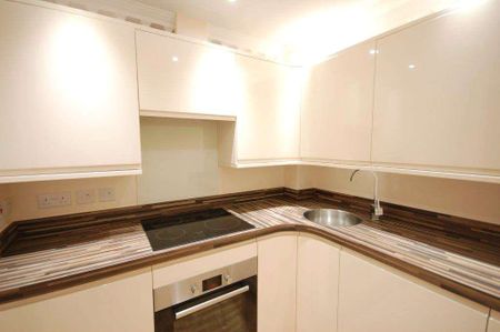 A lower ground floor studio apartment to rent under half a mile from the very heart of Reading's town centre. - Photo 4