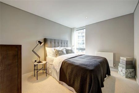 3 bedroom flat in London - Photo 2