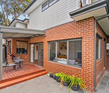 Private Beautifully Presented Townhouse - Photo 2