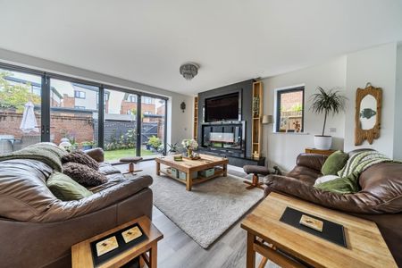 5 bedroom detached house to rent - Photo 2