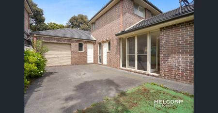 Luxurious Town Residence – Executive Living in the Heart of Kew East - Photo 2