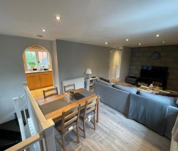 3 bedroom coach house to rent - Photo 1