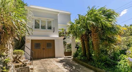 Mediterranean Style 4 bedroom Home with Sea Views - Photo 4