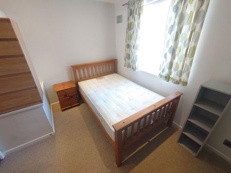 4 bedroom terraced house to rent - Photo 3